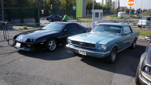 Camaro VS Mustang