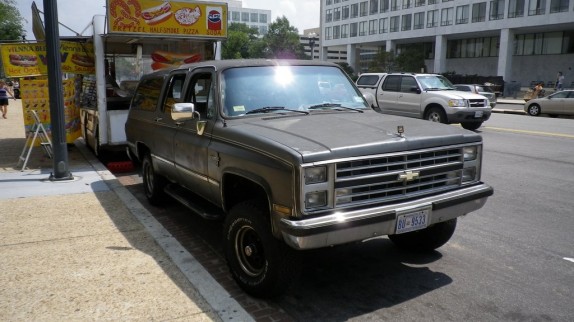 Chevrolet Suburban 1980-1988, tractant une baraque à hot dog