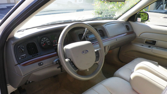 ford-crown-victoria-2011 (3)