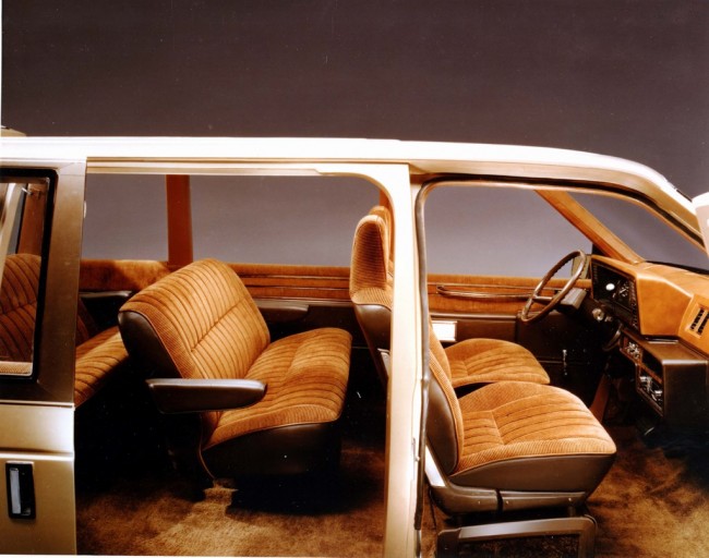 dodge-caravan-1984-interieur