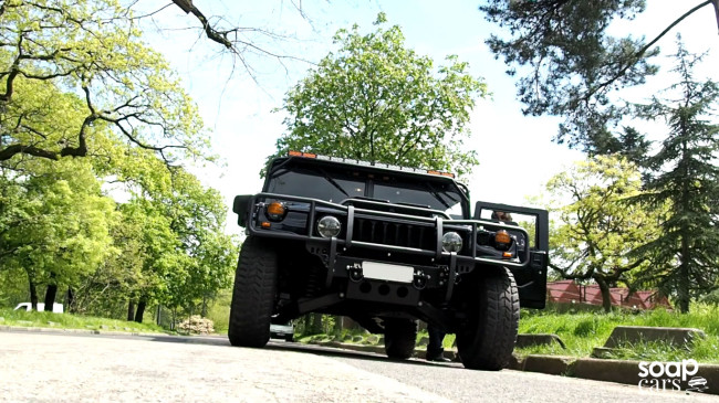 Le Hummer H1 a de faux airs de Jeep bodybuildé.