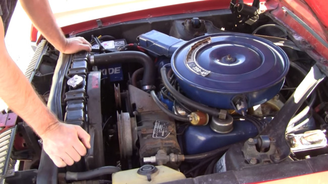 Une opération aussi simple que changer des bougies devient plus compliqué sur un big block 390 monté dans le compartiment moteur étroit d'une Mercury Cougar.