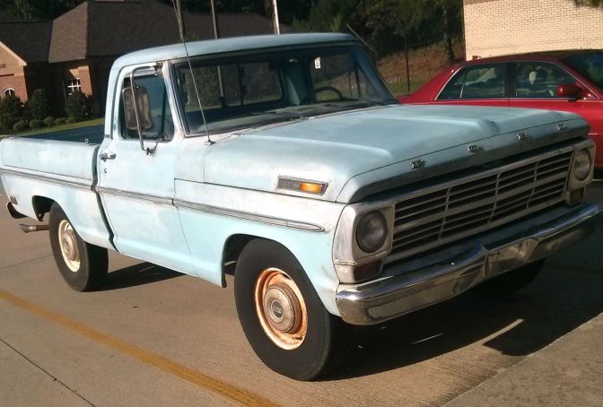 Un F100 pas parfait mais dans un très bon jus d'origine.