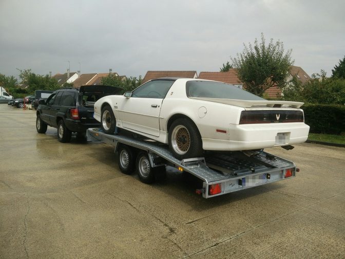 ... ou cette Pontiac Trans Am un peu plus récente.