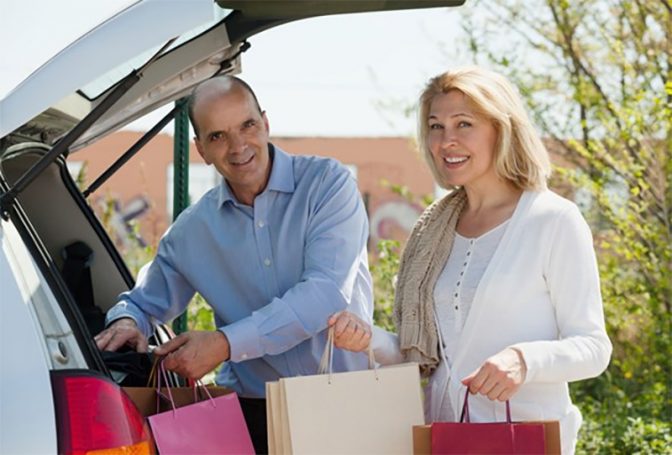 "On en a profité pour faire quelques courses pour que vous goûtiez nos produits régionaux. On peut aussi vous rembourser l'essence si la voiture vous plaît pas."