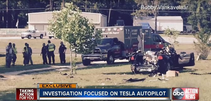 S'ennuyant certainement, le conducteur de cette Tesla s'est mis un petit film pour passer le temps.