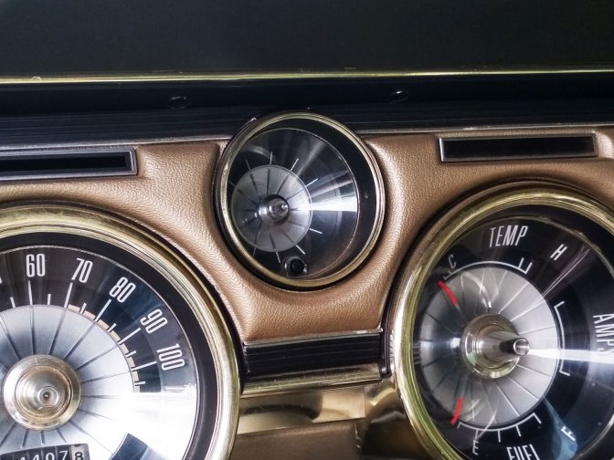 horloge-absente-mercury-cougar